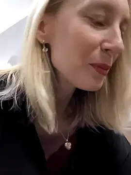 Snapshot of AvelinaLeoni chatting on 12-19-25, 06:53 AvelinaLeoni online show from 12-19-25, 06:53