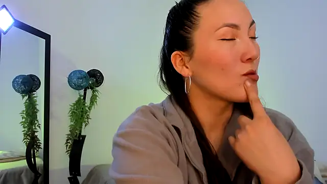 Elle Lee  online show from 01-03-25, 03:05