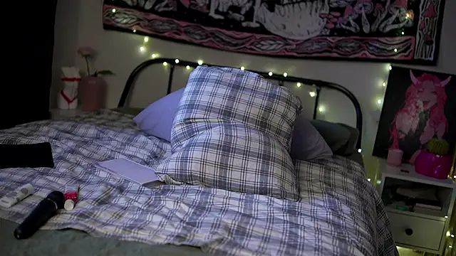 Snapshot of Devilina_V chatting on 04-03-26, 04:54 Devilina V online show from 04-03-26, 04:54