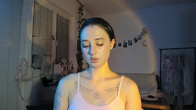 Snapshot of Jenny_darling_love chatting on 09-24-25, 06:33 Jenny darling love online show from 09-24-25, 06:33