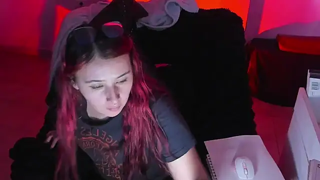 Snapshot of bonnie_moon_ chatting on 10-21-25, 10:21 bonnie moon online show from 10-21-25, 10:21