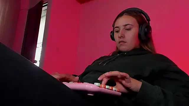 Snapshot of bonnie_moon_ chatting on 12-22-25, 09:23 bonnie moon online show from 12-22-25, 09:23