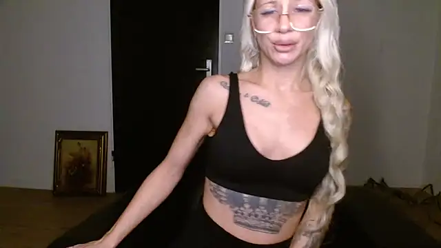 Snapshot of JuicyJanexo chatting on 09-17-25, 04:25 JuicyJanexo online show from 09-17-25, 04:25