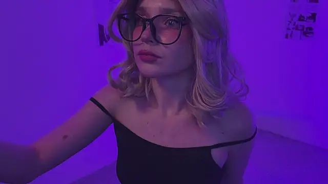 Snapshot of MariMaddison chatting on 03-19-25, 05:08 MariMaddison online show from 03-19-25, 05:08