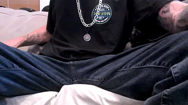 Snapshot of JohnnyKorrupt_ chatting on 11-04-25, 08:24 JohnnyKorrupt online show from 11-04-25, 08:24