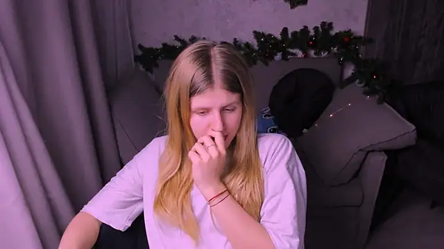 Snapshot of kirraa_ chatting on 12-14-24, 12:44 kirraa  online show from 12-14-24, 12:44