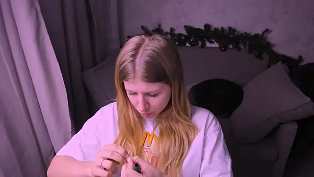 Snapshot of kirraa_ chatting on 12-27-24, 10:37 kirraa  online show from 12-27-24, 10:37