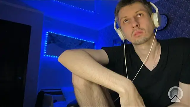 Snapshot of Aki-Laky chatting on 12-15-25, 07:29 Aki-Laky online show from 12-15-25, 07:29