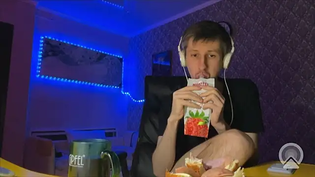 Snapshot of Aki-Laky chatting on 02-06-26, 10:46 Aki-Laky online show from 02-06-26, 10:46