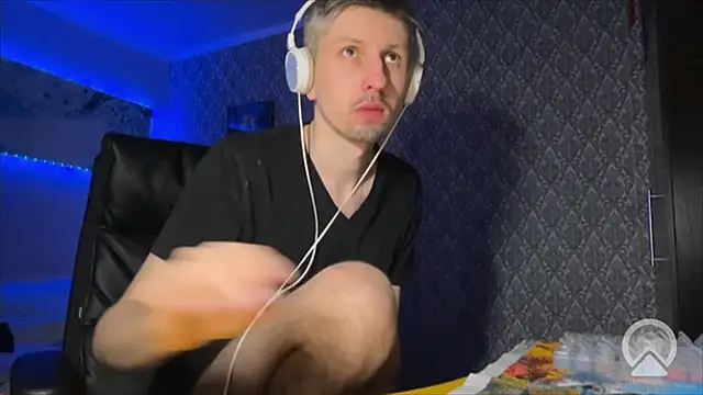 Snapshot of Aki-Laky chatting on 03-12-26, 07:09 Aki-Laky online show from 03-12-26, 07:09