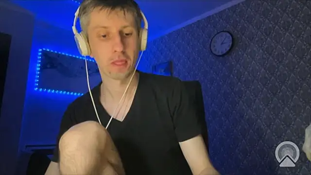 Snapshot of Aki-Laky chatting on 03-27-26, 10:09 Aki-Laky online show from 03-27-26, 10:09