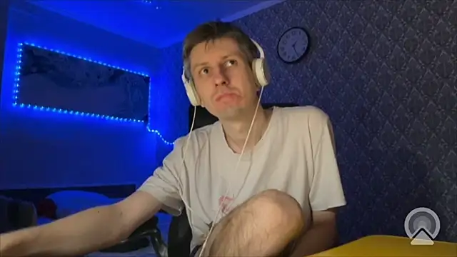 Snapshot of Aki-Laky chatting on 04-05-26, 08:28 Aki-Laky online show from 04-05-26, 08:28