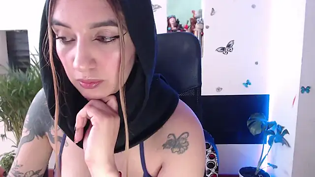 Snapshot of Lia-mitch chatting on 11-04-25, 06:40 Lia-mitch online show from 11-04-25, 06:40