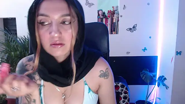 Snapshot of Lia-mitch chatting on 11-21-25, 06:39 Lia-mitch online show from 11-21-25, 06:39