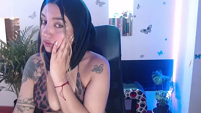 Snapshot of Lia-mitch chatting on 02-13-26, 02:02 Lia-mitch online show from 02-13-26, 02:02