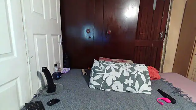 Snapshot of Smoochy_ chatting on 12-04-25, 04:44 Smoochy online show from 12-04-25, 04:44