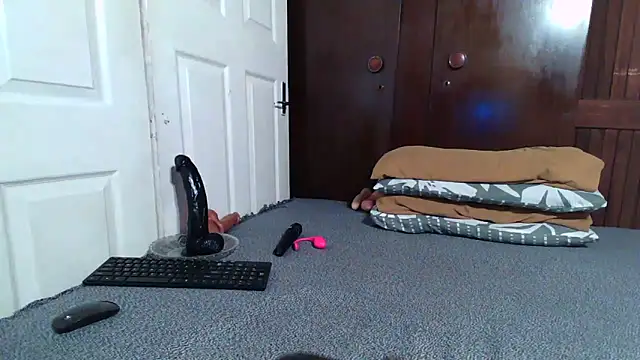 Snapshot of Smoochy_ chatting on 12-17-25, 02:17 Smoochy online show from 12-17-25, 02:17