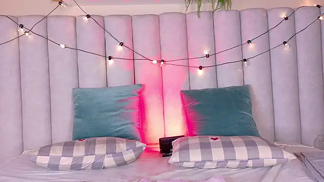 BriaConner  online show from 11-20-25, 02:56