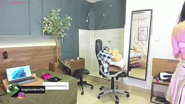 Snapshot of megan_morgan01 chatting on 05-06-26, 12:21 megan morgan01 online show from 05-06-26, 12:21