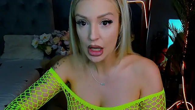 Snapshot of glossy_blondegirl chatting on 09-18-25, 06:54 glossy blondegirl online show from 09-18-25, 06:54