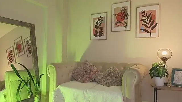 DahianaWalcott online show from 04-28-26, 02:33