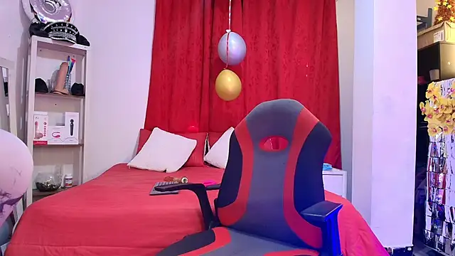 Snapshot of girl_amada chatting on 02-12-26, 08:15 girl amada online show from 02-12-26, 08:15