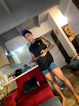 Snapshot of Dominiofit chatting on 10-15-25, 02:11 Dominiofit online show from 10-15-25, 02:11