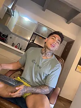 Snapshot of Dominiofit chatting on 11-17-25, 01:22 Dominiofit online show from 11-17-25, 01:22