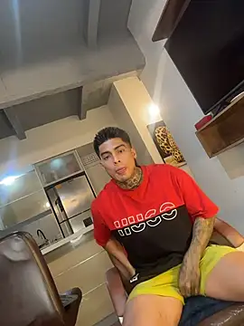 Snapshot of Dominiofit chatting on 12-18-25, 01:44 Dominiofit online show from 12-18-25, 01:44