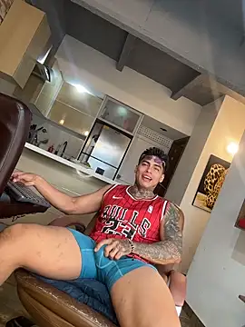 Snapshot of Dominiofit chatting on 12-19-25, 10:06 Dominiofit online show from 12-19-25, 10:06