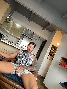 Snapshot of Dominiofit chatting on 12-21-25, 12:56 Dominiofit online show from 12-21-25, 12:56