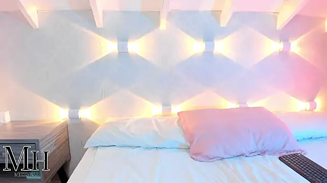 Snapshot of MizzHell chatting on 09-25-25, 12:53 MizzHell online show from 09-25-25, 12:53