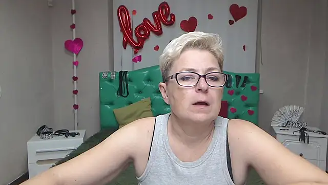 Snapshot of EmiliaGree chatting on 10-13-25, 05:02 EmiliaGree online show from 10-13-25, 05:02