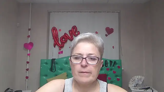 Snapshot of EmiliaGree chatting on 10-14-25, 05:03 EmiliaGree online show from 10-14-25, 05:03