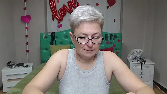 Snapshot of EmiliaGree chatting on 10-18-25, 05:10 EmiliaGree online show from 10-18-25, 05:10