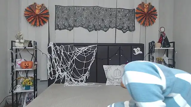 Snapshot of EmiliaGree chatting on 10-25-25, 05:04 EmiliaGree online show from 10-25-25, 05:04