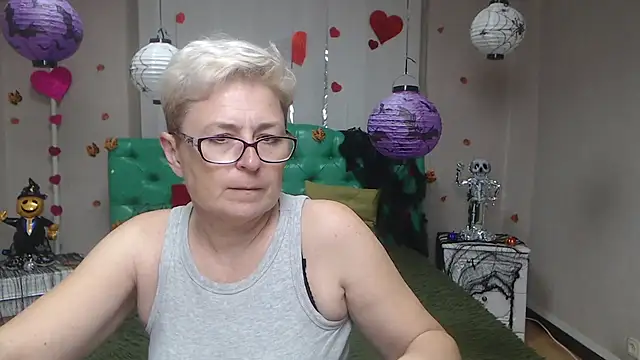 Snapshot of EmiliaGree chatting on 10-31-25, 06:09 EmiliaGree online show from 10-31-25, 06:09