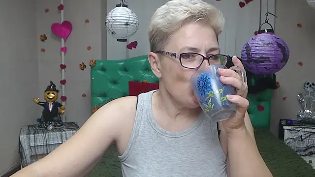 Snapshot of EmiliaGree chatting on 11-11-25, 06:19 EmiliaGree online show from 11-11-25, 06:19