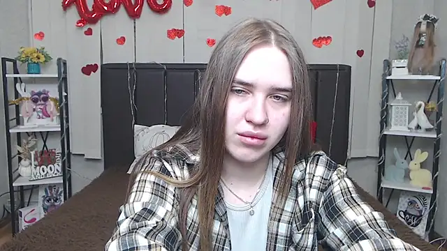 Snapshot of LauraHlot chatting on 05-27-26, 05:48 LauraHlot online show from 05-27-26, 05:48