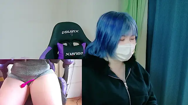 Snapshot of hazuki_8008 chatting on 10-21-25, 04:13 hazuki 8008 online show from 10-21-25, 04:13