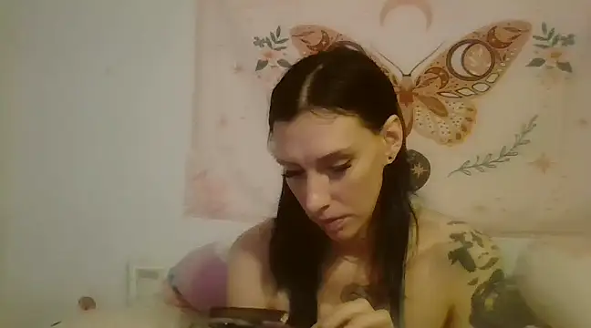 Snapshot of averietheangel chatting on 02-28-25, 07:03 averietheangel online show from 02-28-25, 07:03