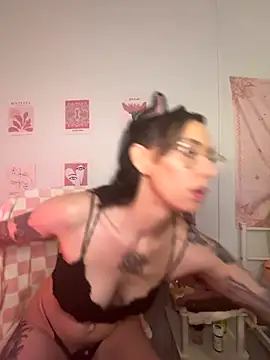 Snapshot of averietheangel chatting on 10-10-25, 09:47 averietheangel online show from 10-10-25, 09:47