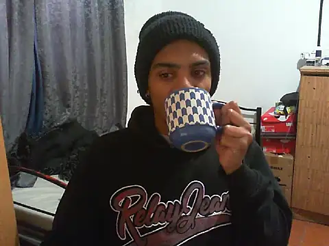 Snapshot of 29YOURZ_28_ chatting on 09-19-25, 06:48 29YOURZ 28  online show from 09-19-25, 06:48