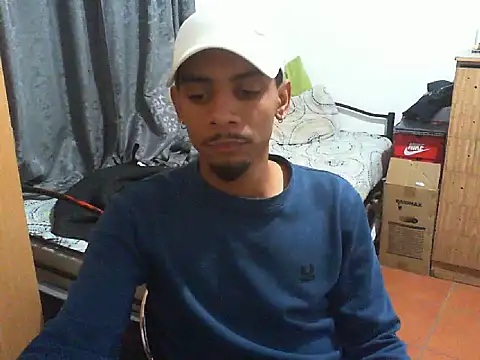 Snapshot of 29YOURZ_28_ chatting on 09-29-25, 06:13 29YOURZ 28  online show from 09-29-25, 06:13