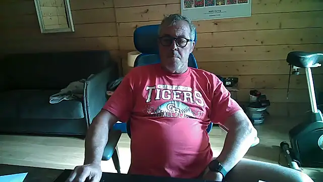 Snapshot of lelohop chatting on 10-16-25, 11:44 lelohop online show from 10-16-25, 11:44