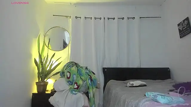 Snapshot of Sophie_sweett19 chatting on 09-11-25, 11:27 Sophie sweett19 online show from 09-11-25, 11:27