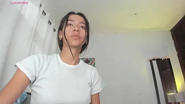 Snapshot of Sophie_sweett19 chatting on 10-10-25, 08:19 Sophie sweett19 online show from 10-10-25, 08:19