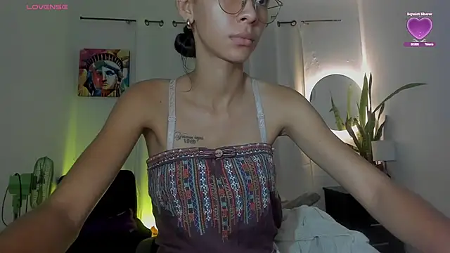 Snapshot of Sophie_sweett19 chatting on 02-25-26, 02:21 Sophie sweett19 online show from 02-25-26, 02:21