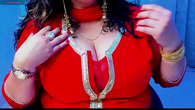 Snapshot of Gulabi_Queen chatting on 12-05-25, 04:47 Gulabi Queen online show from 12-05-25, 04:47