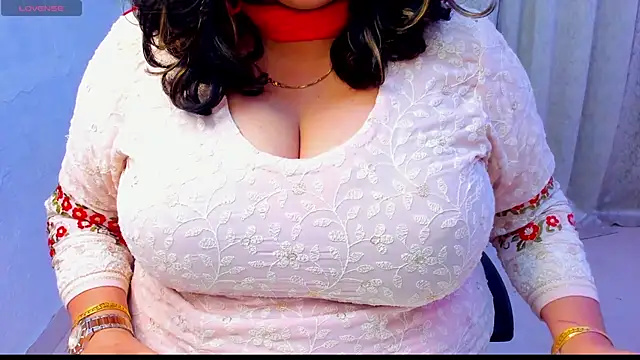 Snapshot of Gulabi_Queen chatting on 12-19-25, 06:15 Gulabi Queen online show from 12-19-25, 06:15